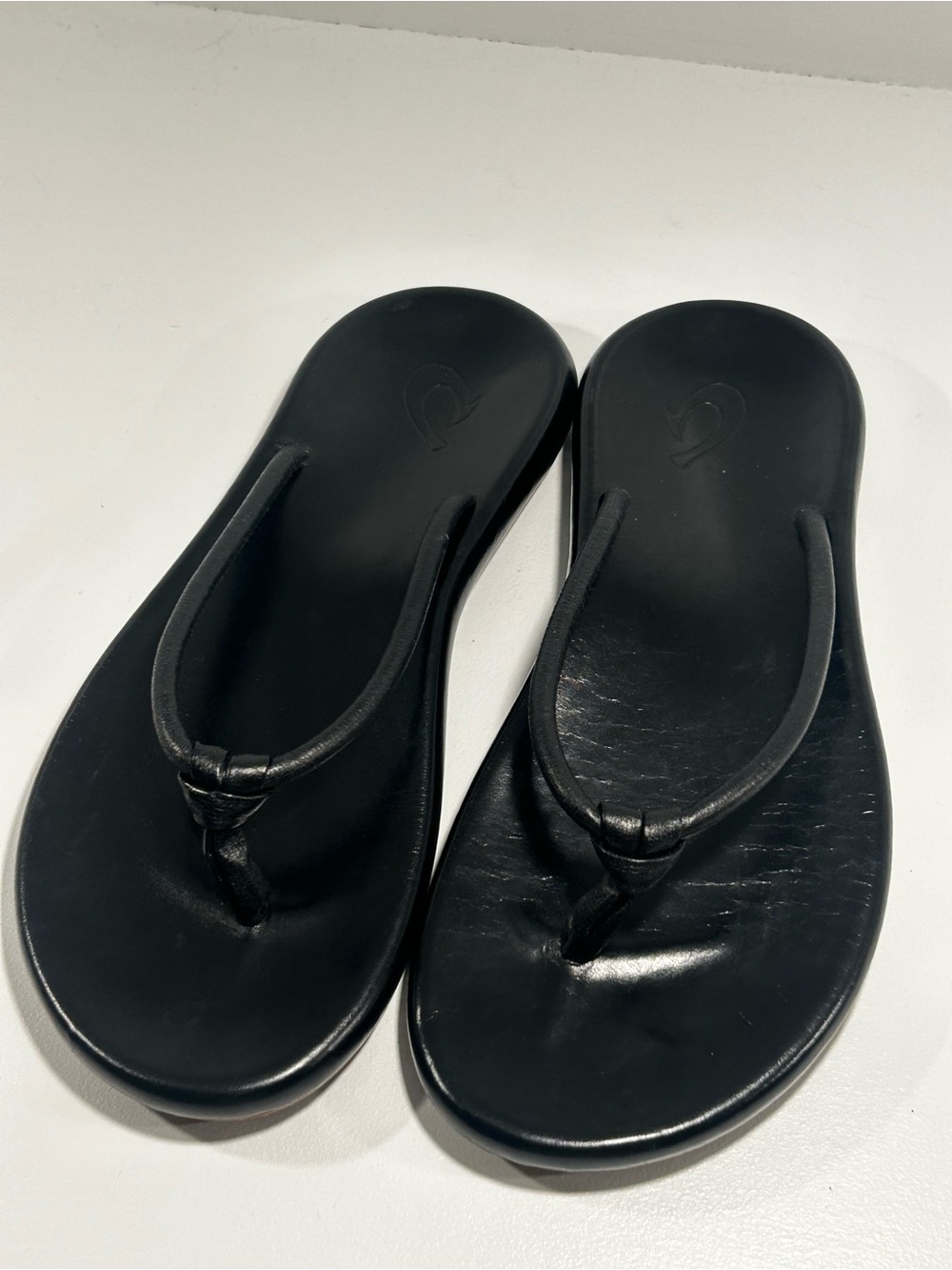 OluKai Women’s Black Leather Thong Flip Flop Sandals